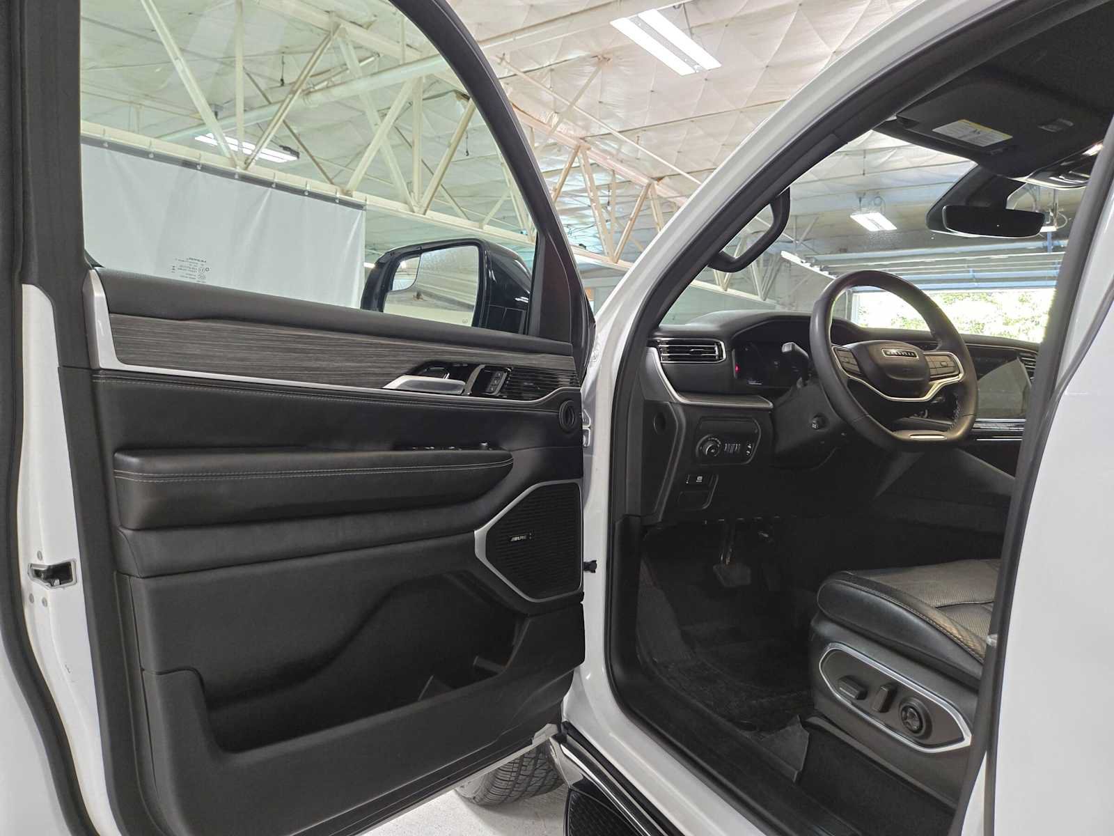 Used 2024 Jeep Wagoneer Series II AWD/4WD image 19