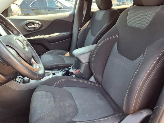 Used 2016 Jeep Cherokee Latitude w/ Cold Weather Group AWD/4WD image 3