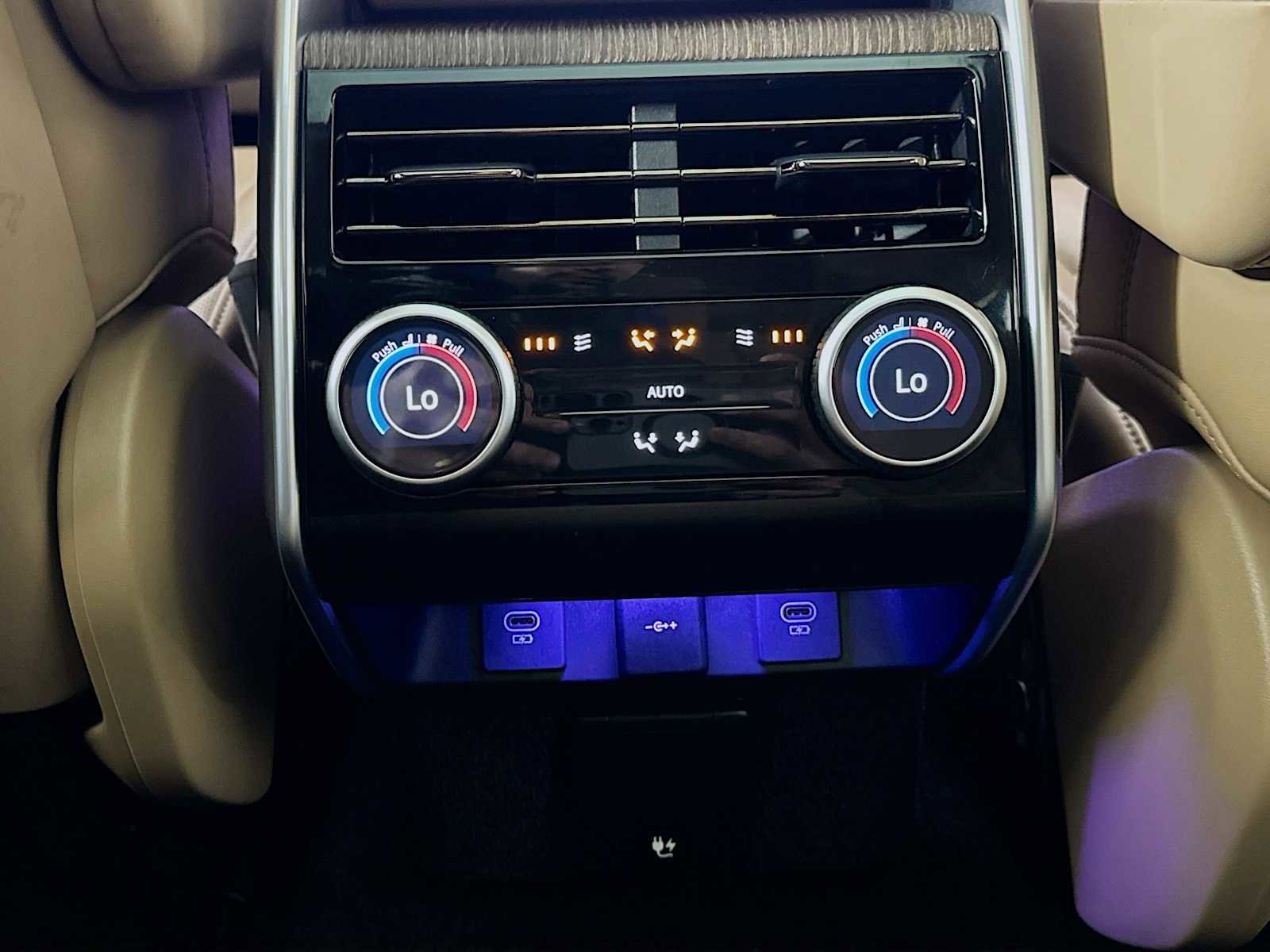 Used 2024 Land Rover Range Rover Long Wheelbase SE image 25