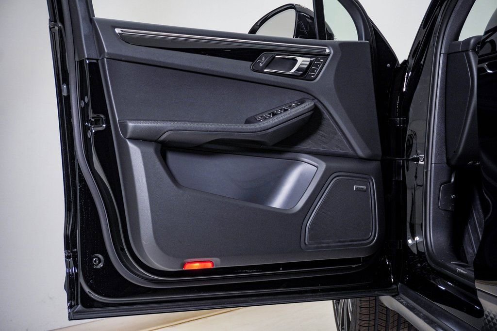 New 2026 Porsche Macan image 25