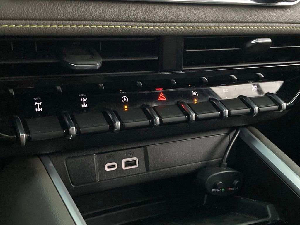 Used 2025 Chevrolet Colorado ZR2 w/ Midnight Edition AWD/4WD image 25