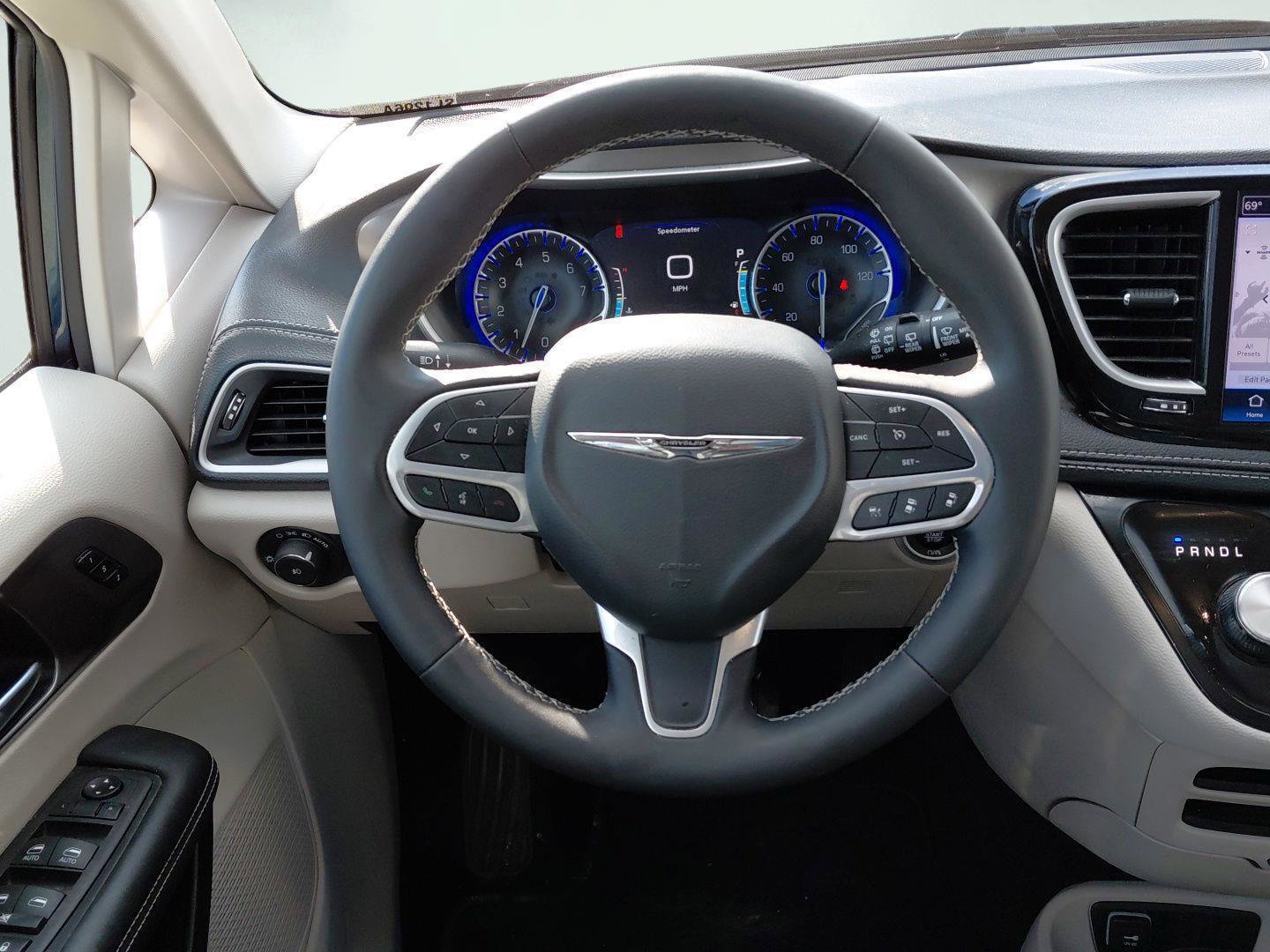 Used 2024 Chrysler Pacifica Touring-L AWD/4WD image 38