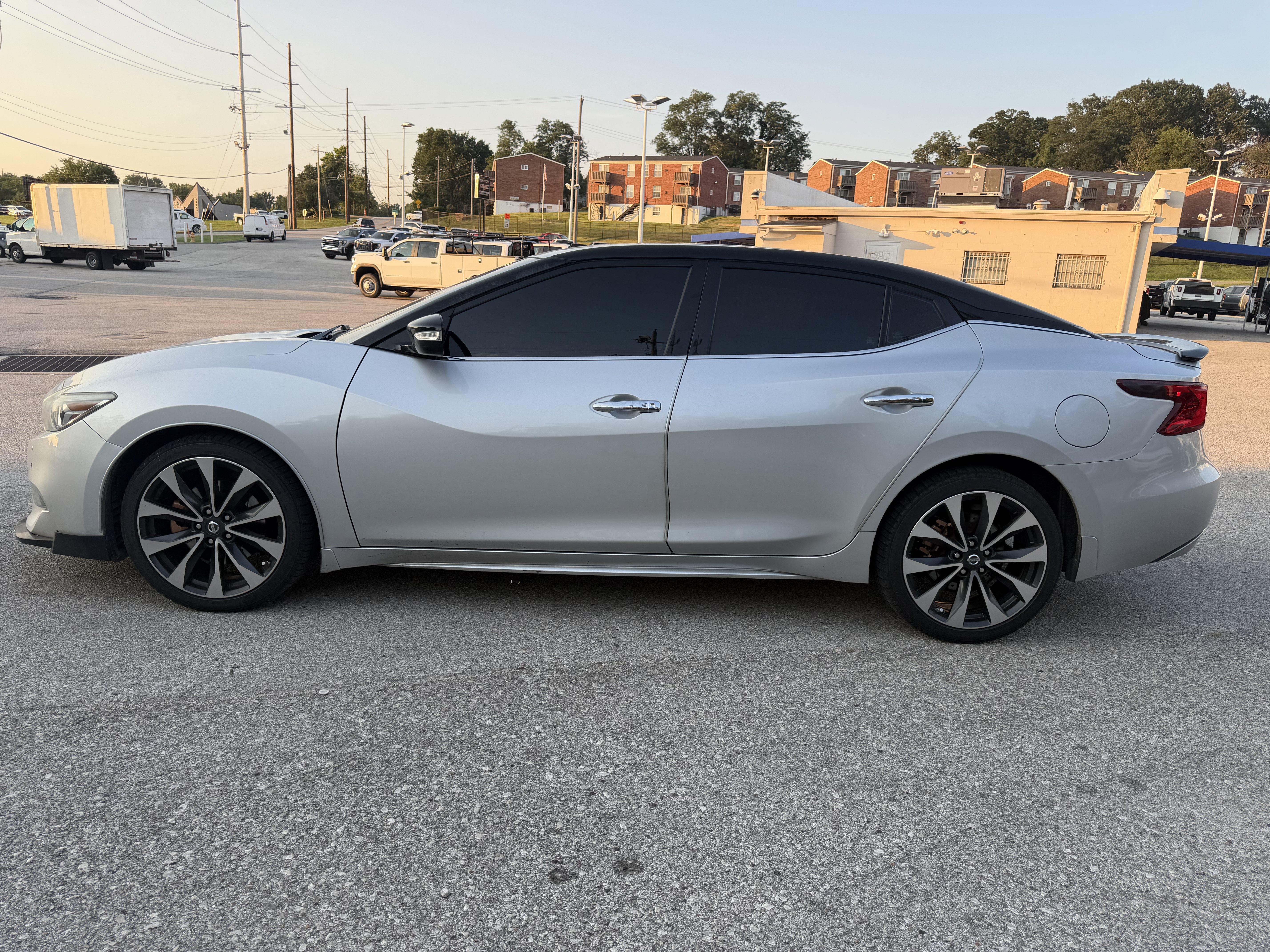 Used 2016 Nissan Maxima SR FWD image 4