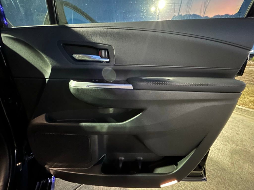 Used 2025 Toyota Sienna Platinum image 29