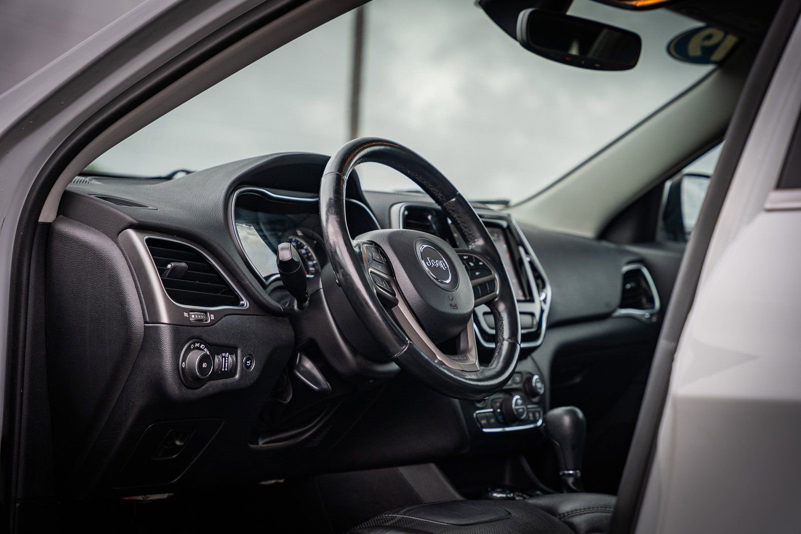 Used 2019 Jeep Cherokee Limited image 18