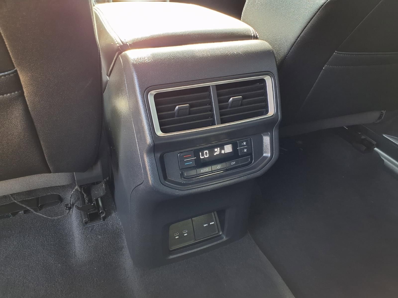 Used 2025 Volkswagen Atlas SE FWD image 13
