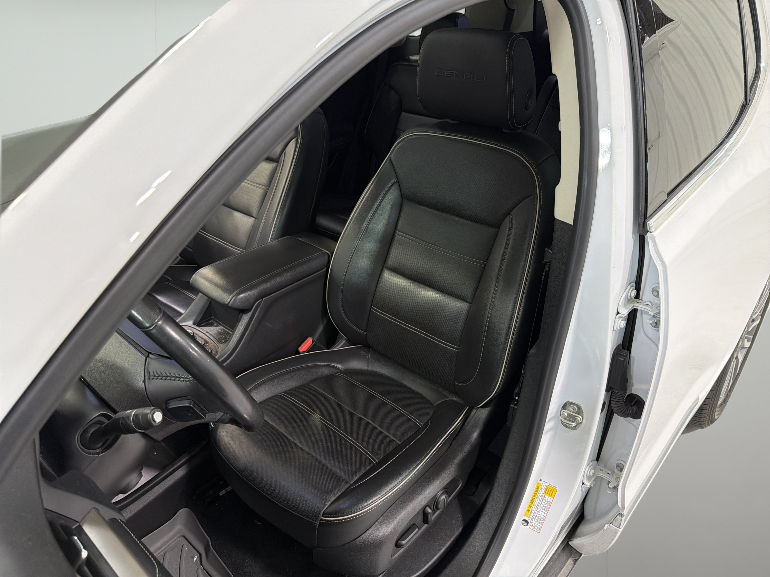 Used 2021 GMC Acadia Denali w/ Denali Technology Package FWD image 10