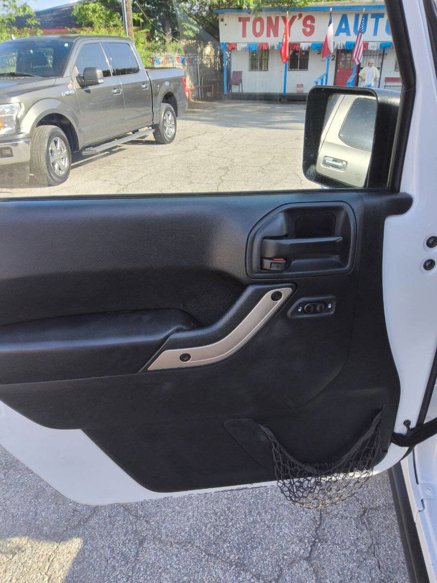 Used 2016 Jeep Wrangler Unlimited Sahara AWD/4WD image 10