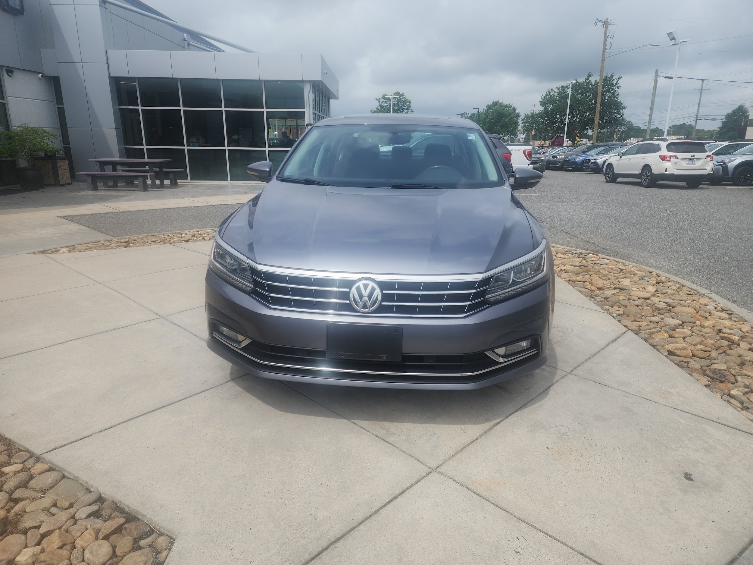 Used 2017 Volkswagen Passat 1.8T SE FWD image 2