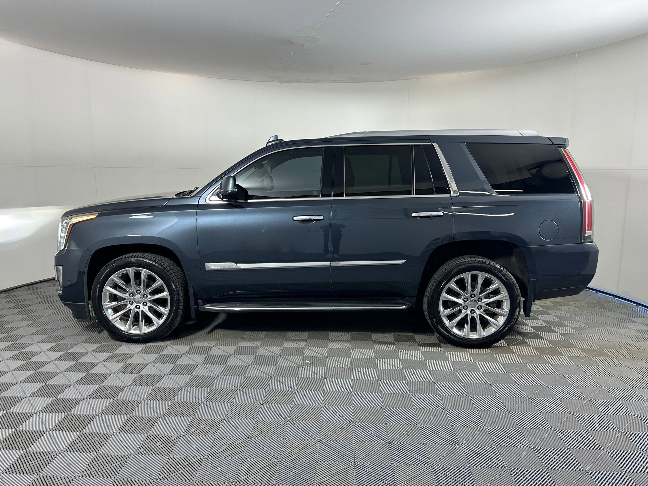 Used 2019 Cadillac Escalade Luxury image 2