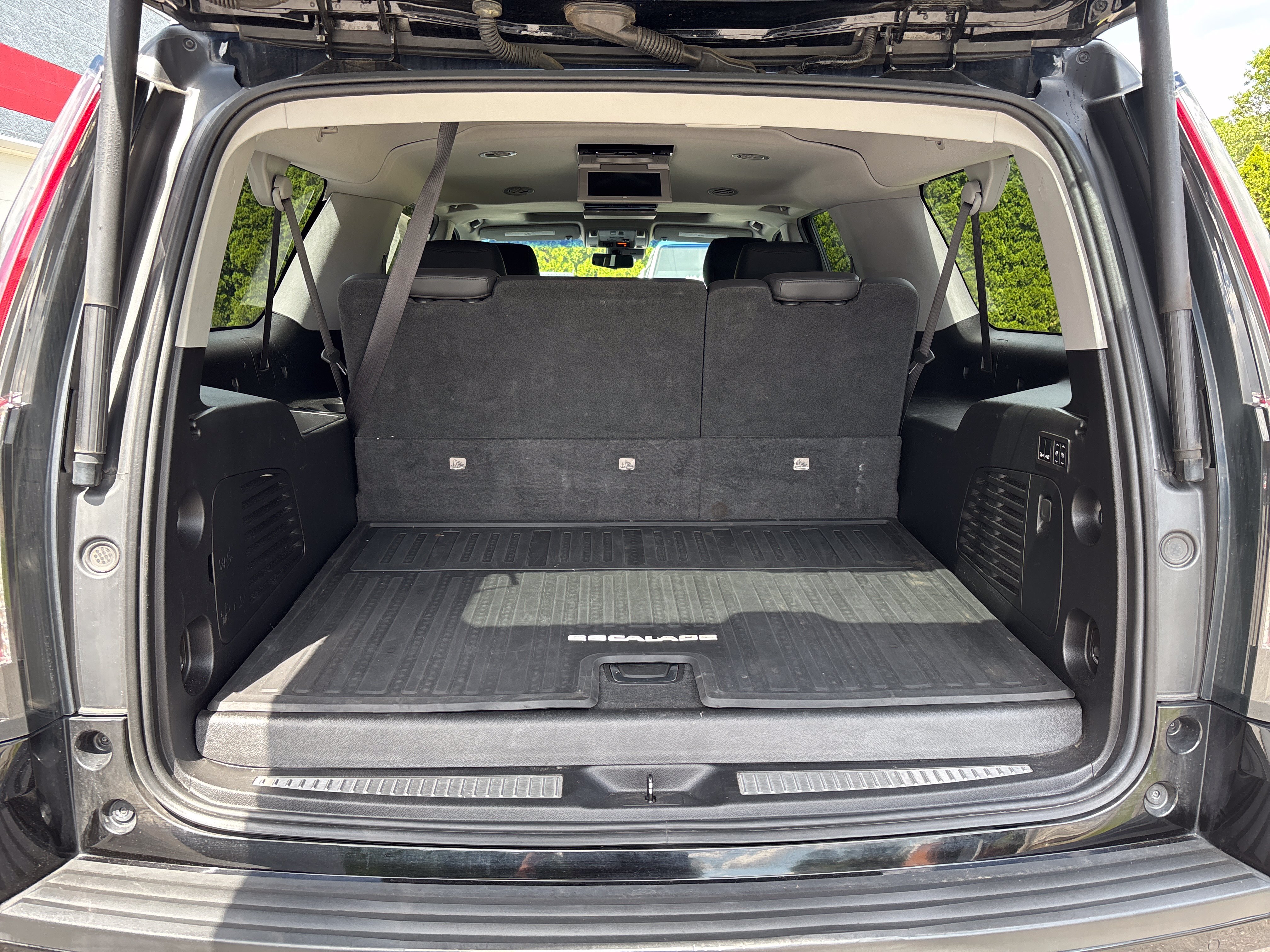 Used 2019 Cadillac Escalade ESV Luxury w/ Escalade Sport Edition AWD/4WD image 5