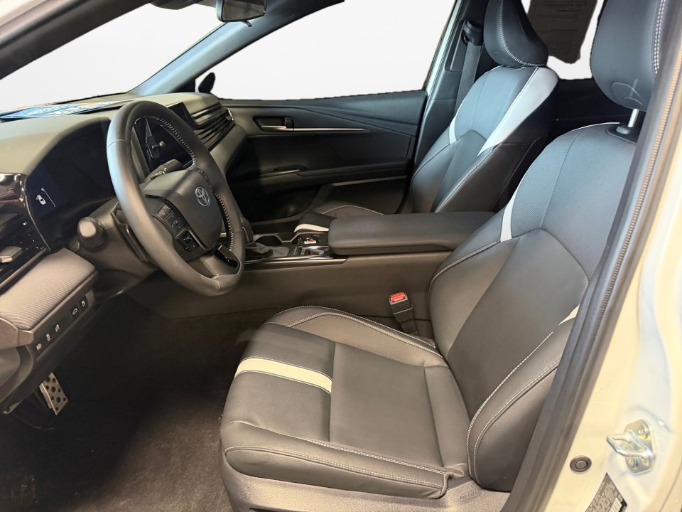 Used 2025 Toyota Camry SE FWD image 11