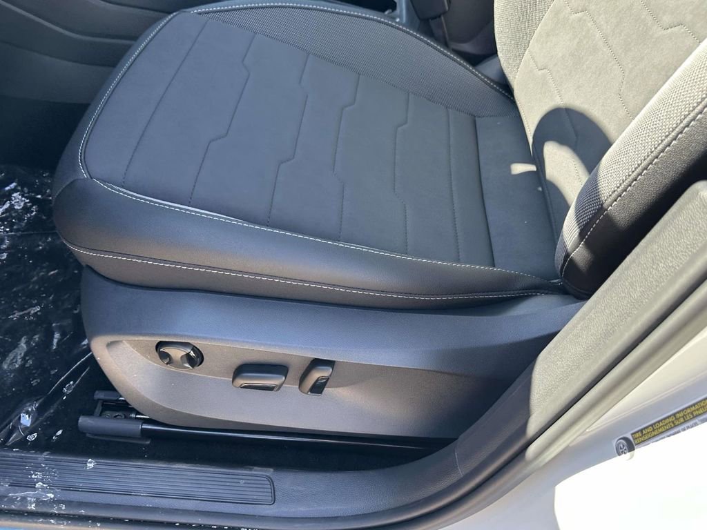 New 2025 Volkswagen Taos SE image 16