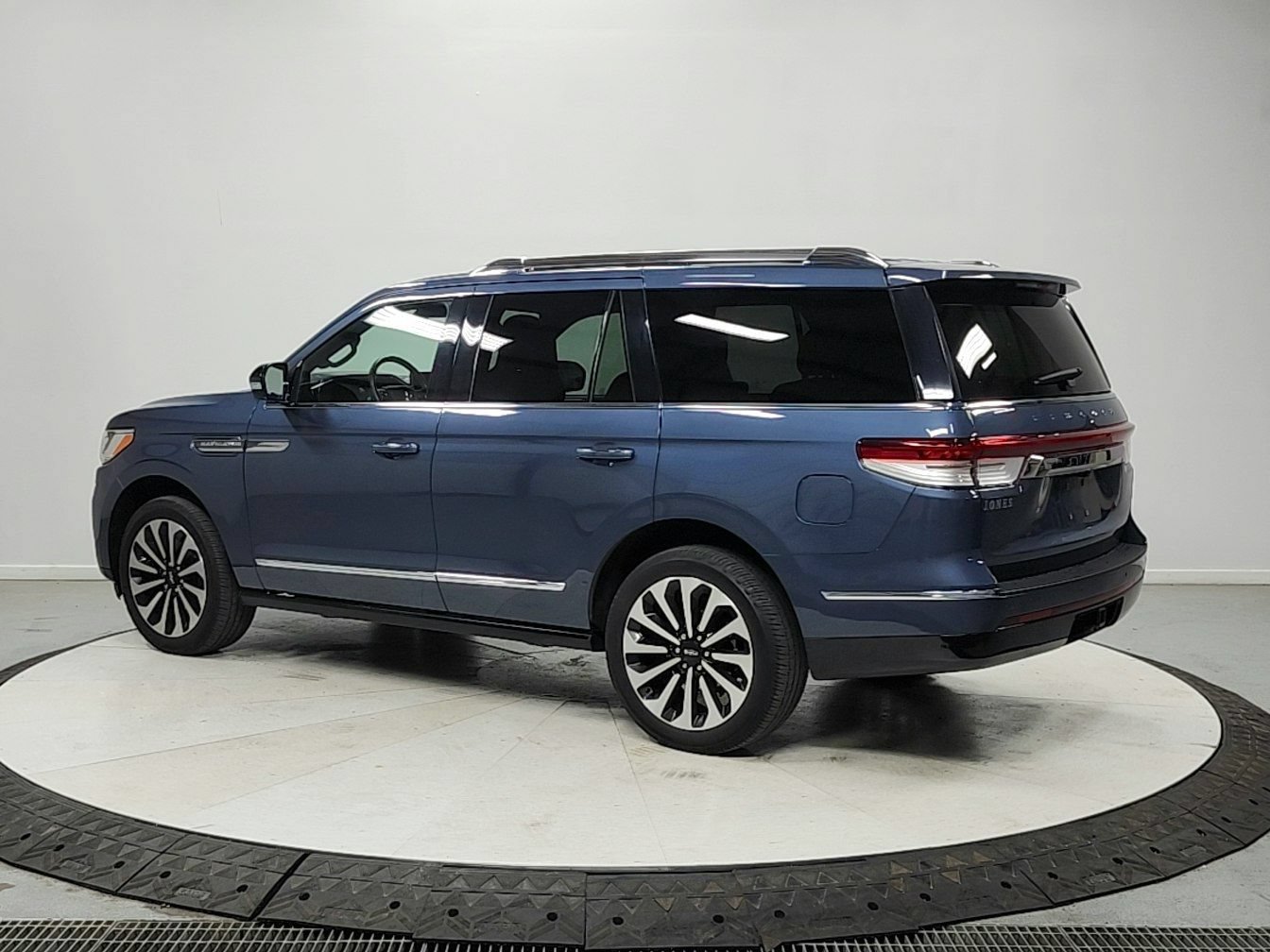 Used 2022 Lincoln Navigator Reserve AWD/4WD image 5