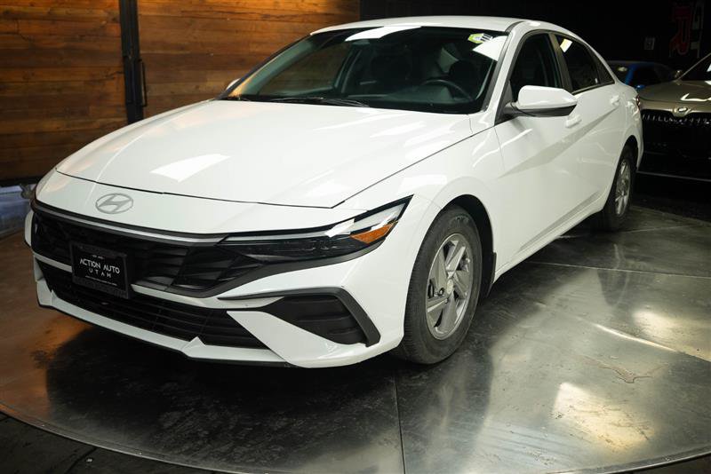 Used 2025 Hyundai Elantra SE FWD image 2