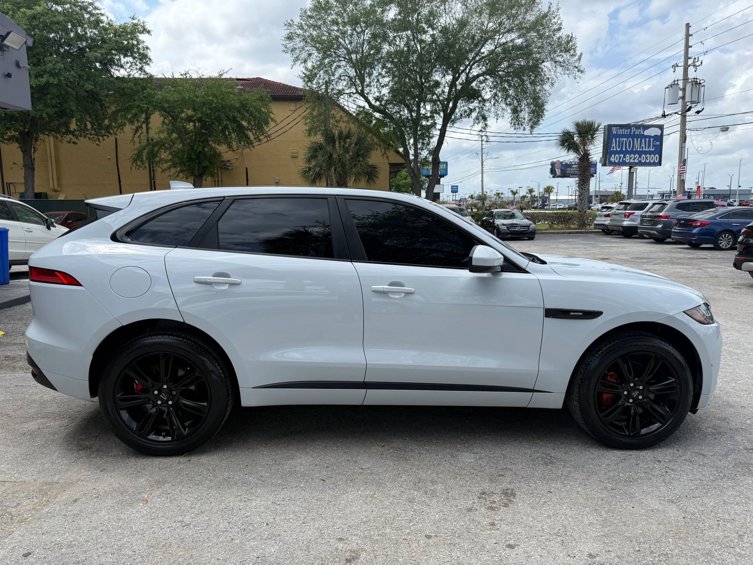 Used 2017 Jaguar F-PACE R-Sport image 4