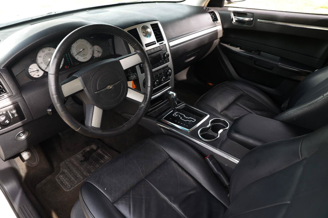 Used 2010 Chrysler 300 Touring RWD image 4