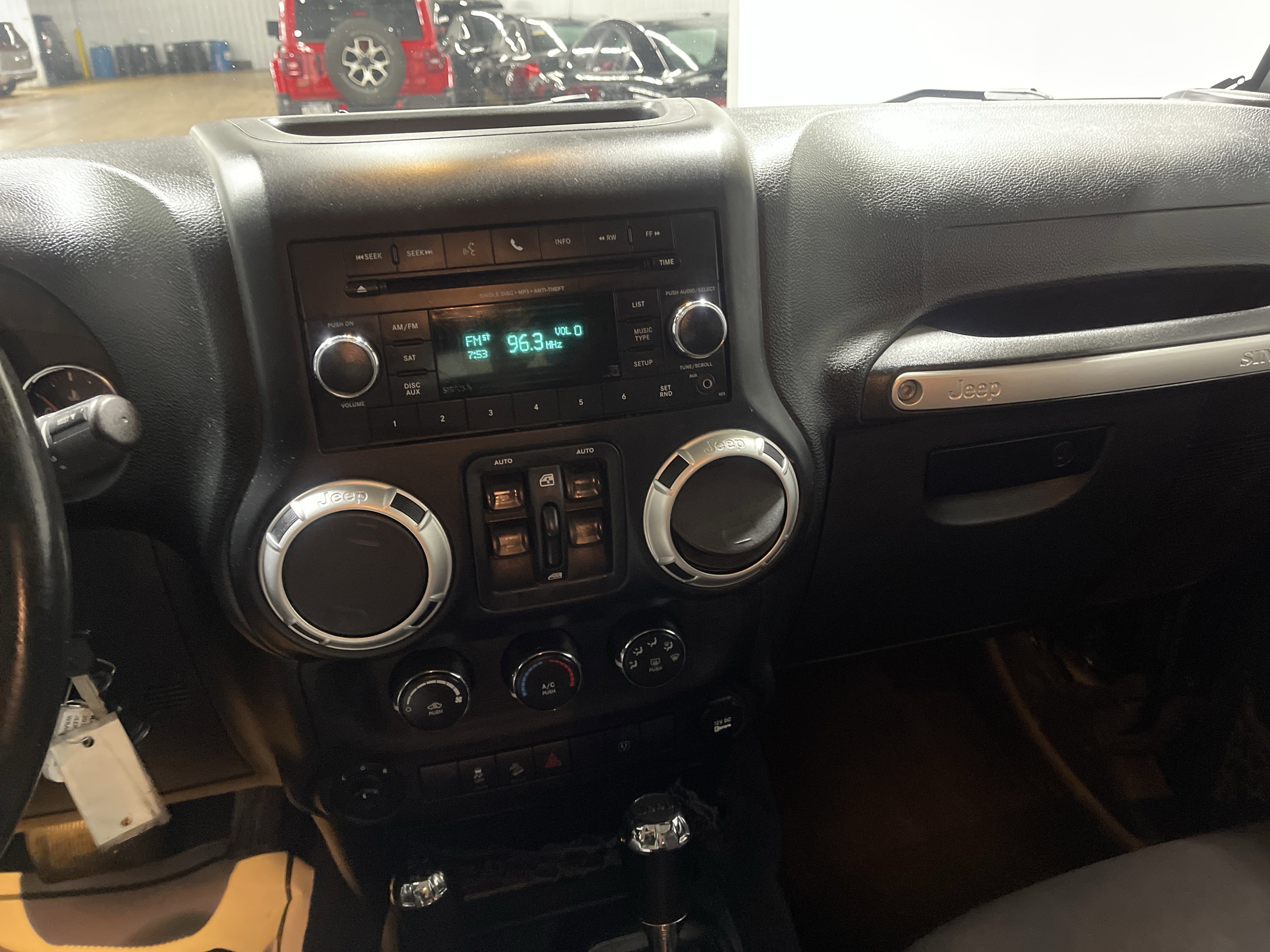 Used 2015 Jeep Wrangler Unlimited Sahara w/ Connectivity Group image 29