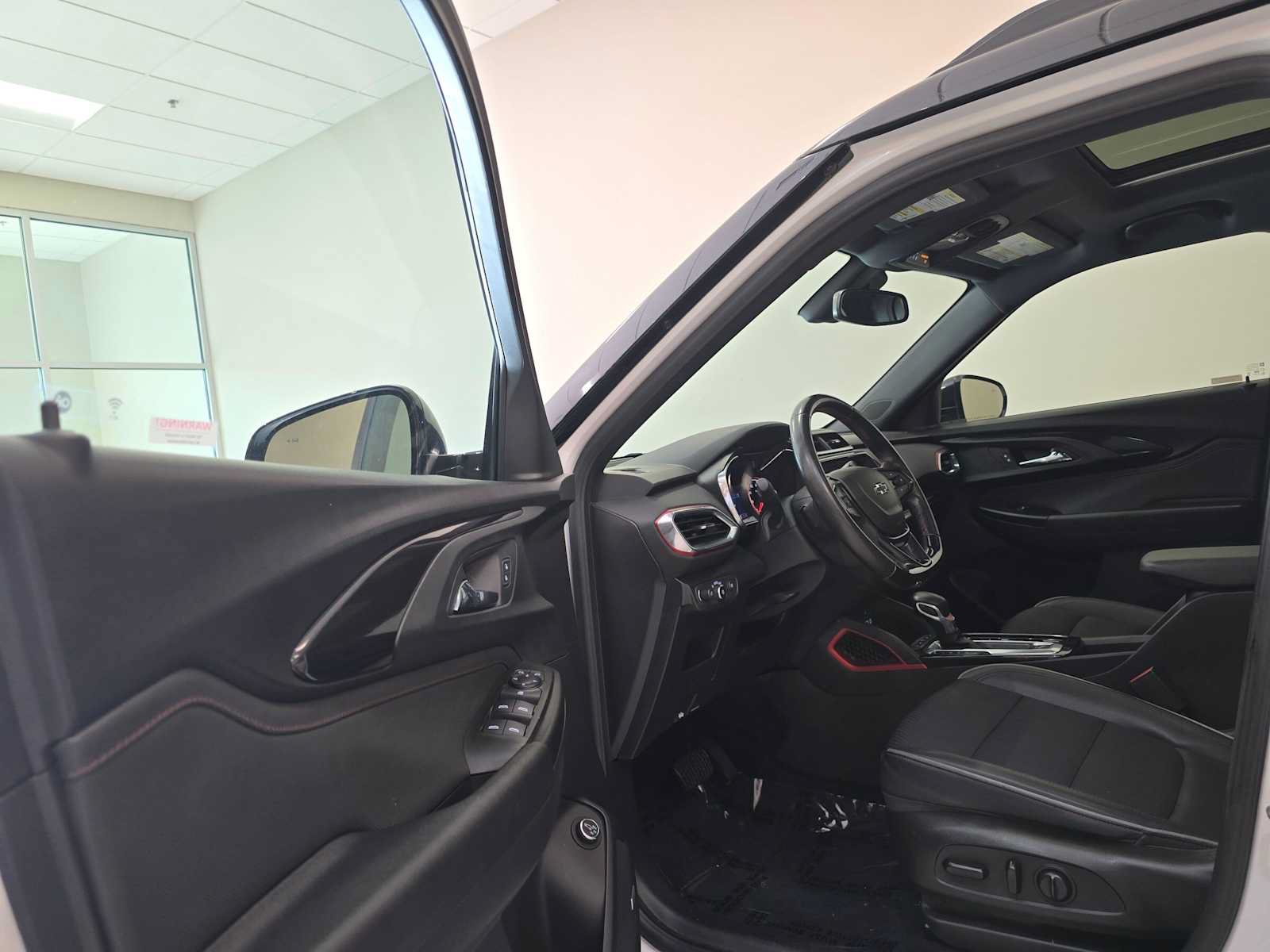 Used 2021 Chevrolet TrailBlazer RS w/ Sun and Liftgate Package AWD/4WD image 23