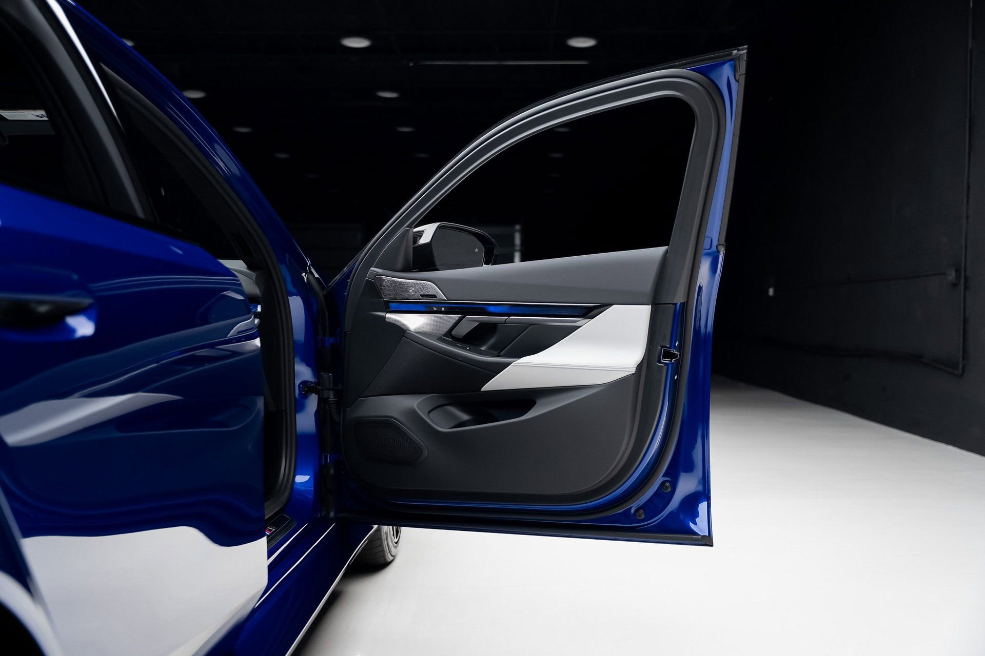 Used 2025 BMW M5 w/ Carbon Package image 63