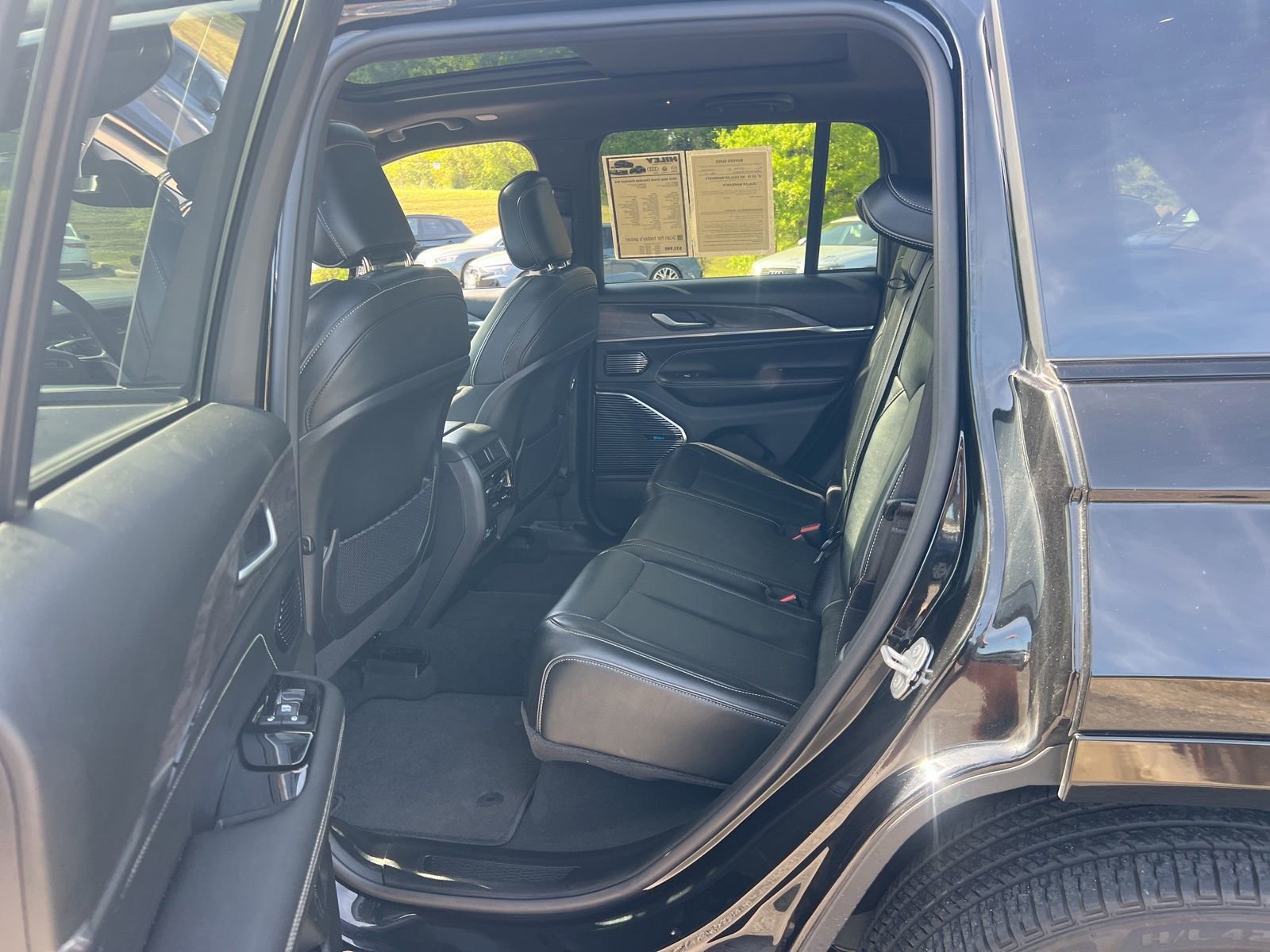 Used 2022 Jeep Grand Cherokee Overland w/ MOPAR Finishing Package image 38