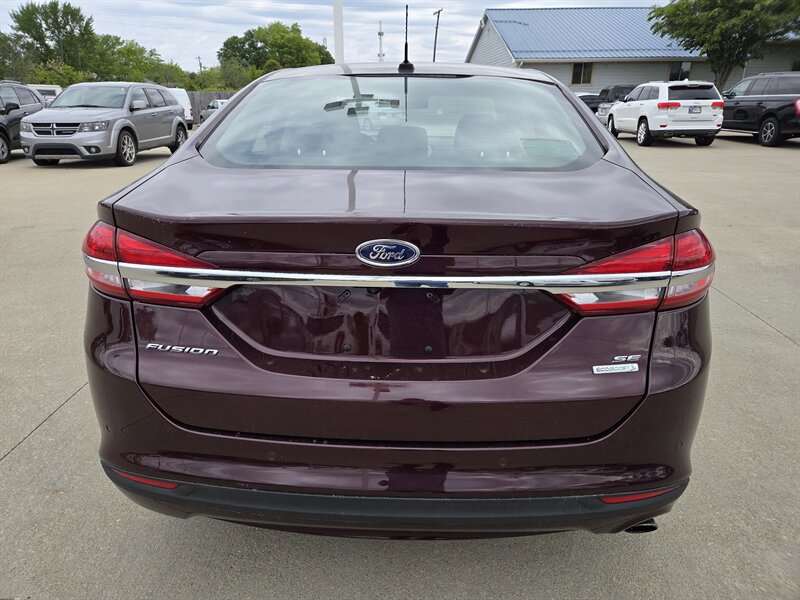 Used 2018 Ford Fusion SE w/ Fusion SE Technology Package FWD image 4