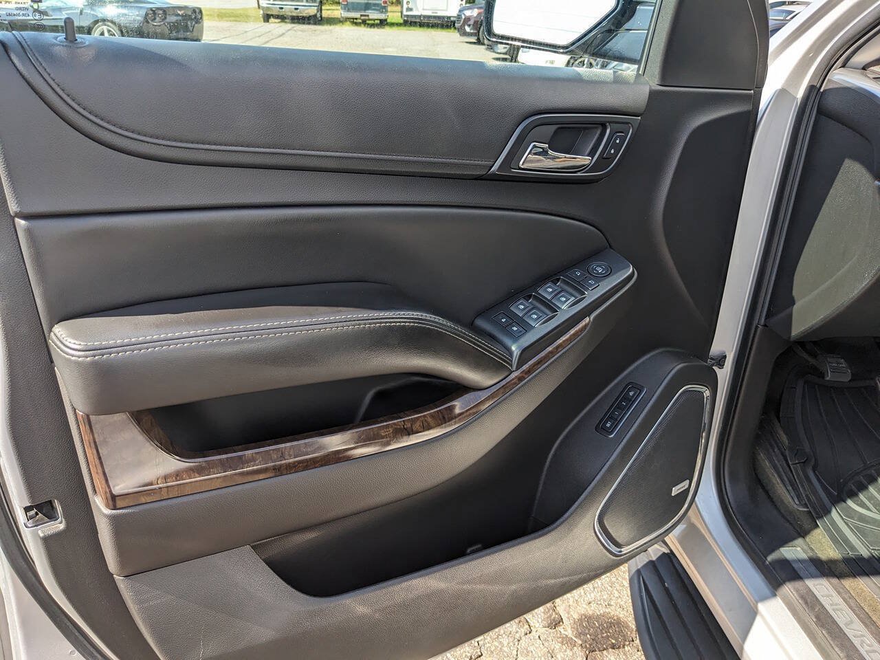Used 2015 Chevrolet Suburban LT RWD image 3