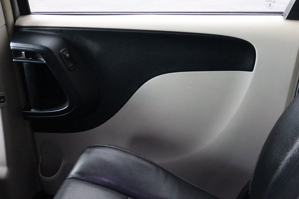 Used 2013 Chrysler Town & Country Touring image 25