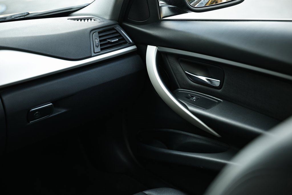 Used 2018 BMW 320i Sedan w/ Convenience Package image 27