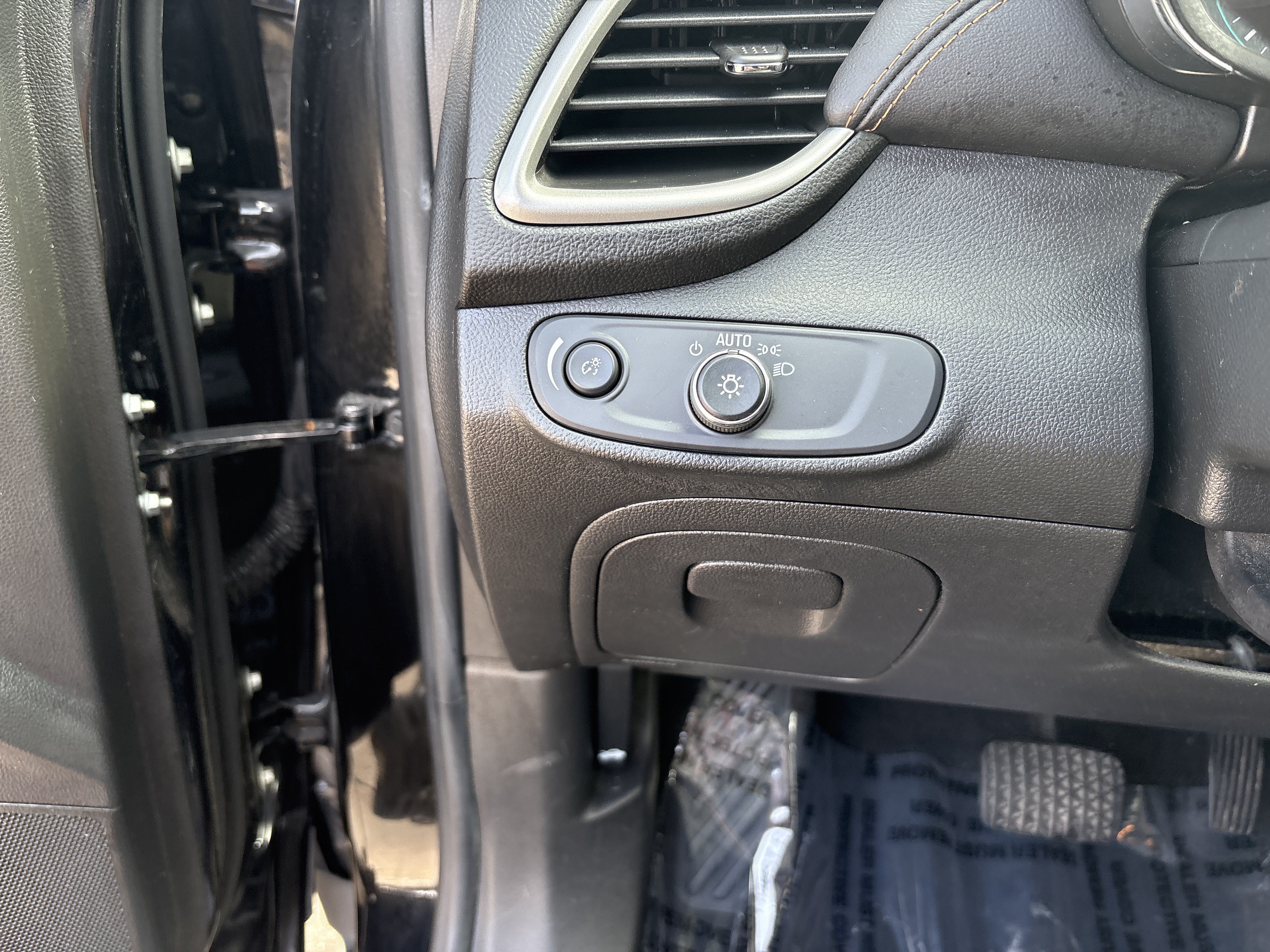 Used 2019 Chevrolet Trax LT w/ LT Convenience Package FWD image 23