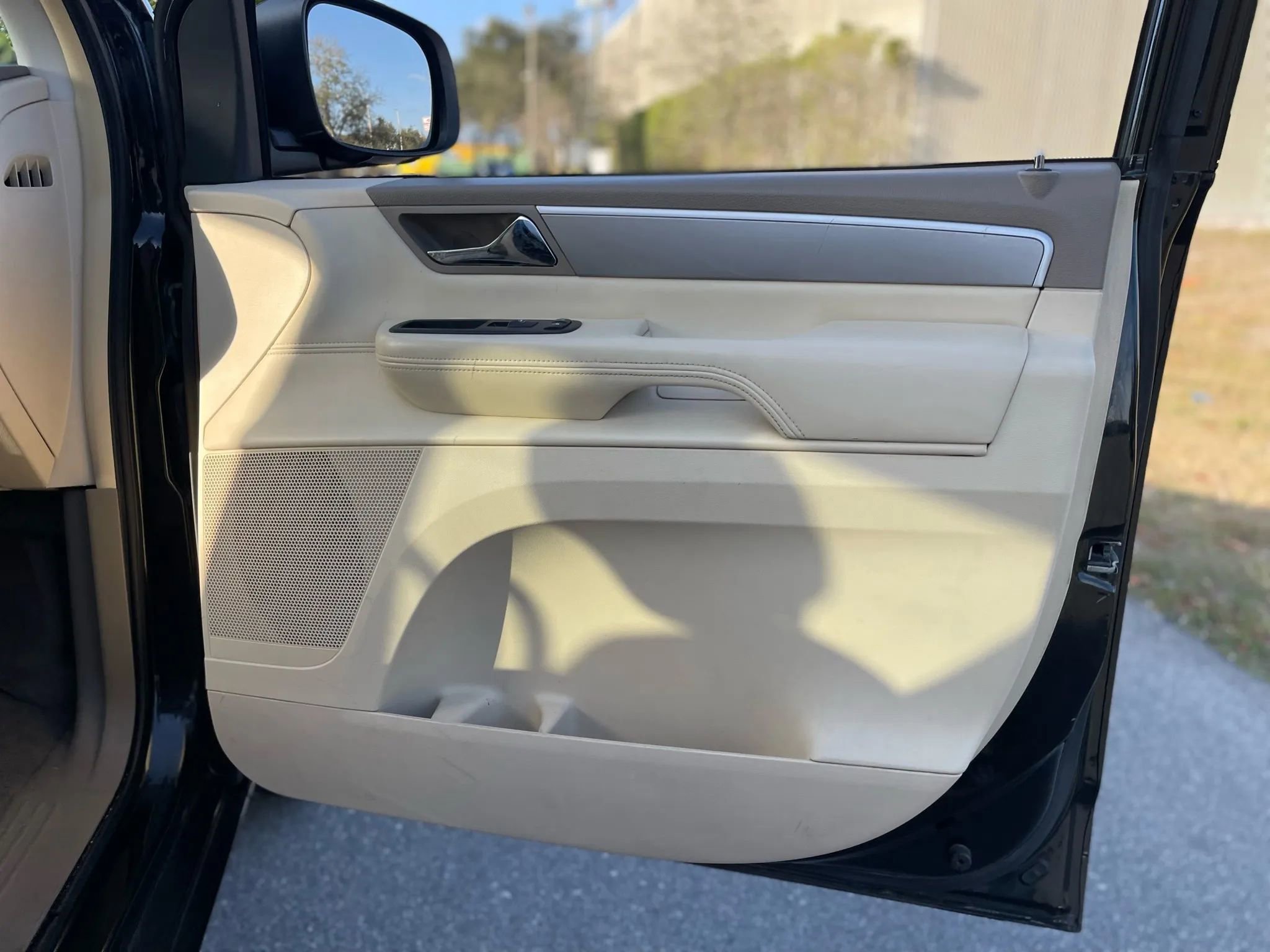 Used 2010 Volkswagen Routan SEL image 38