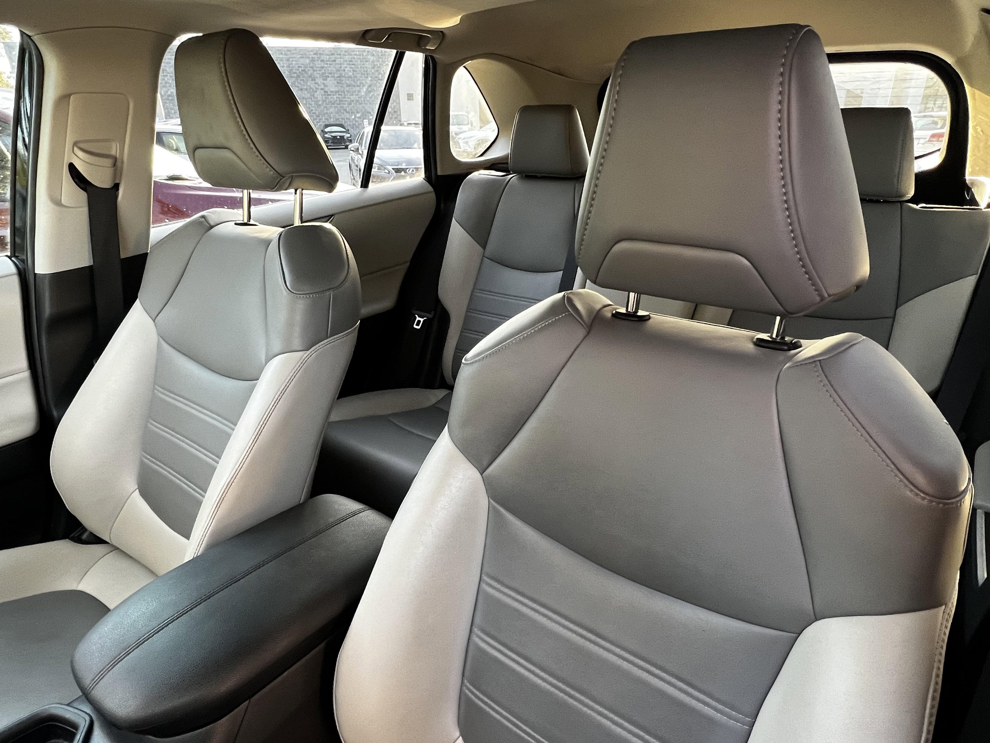 Used 2020 Toyota RAV4 XLE Premium image 18