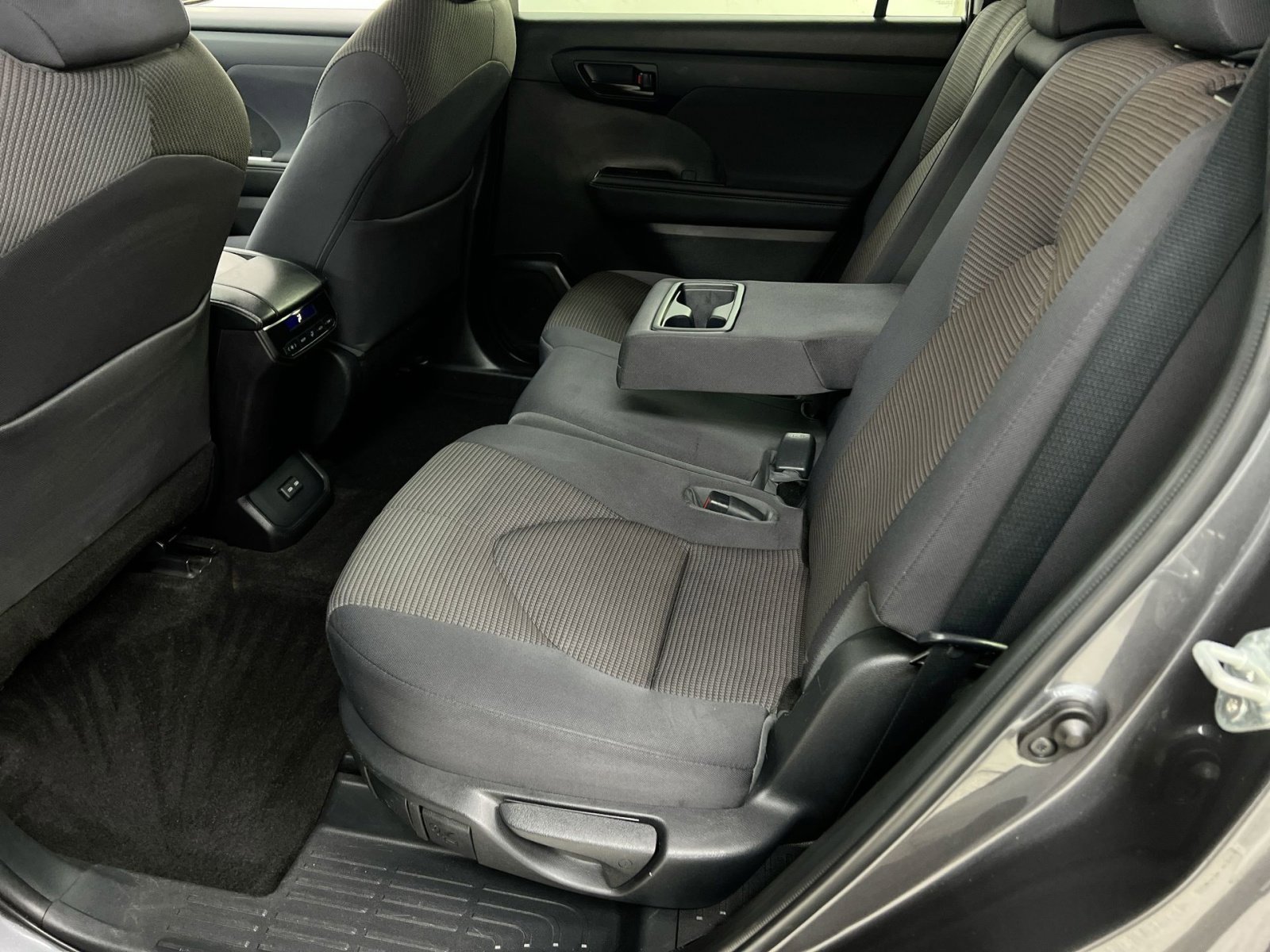Used 2023 Toyota Highlander LE image 28