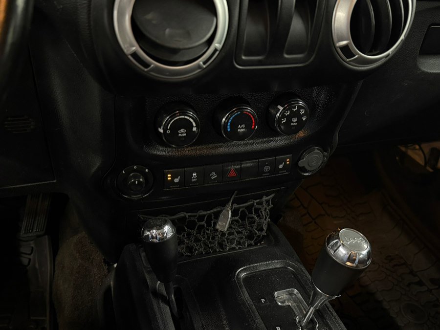 Used 2015 Jeep Wrangler Rubicon w/ Dual Top Group AWD/4WD image 21