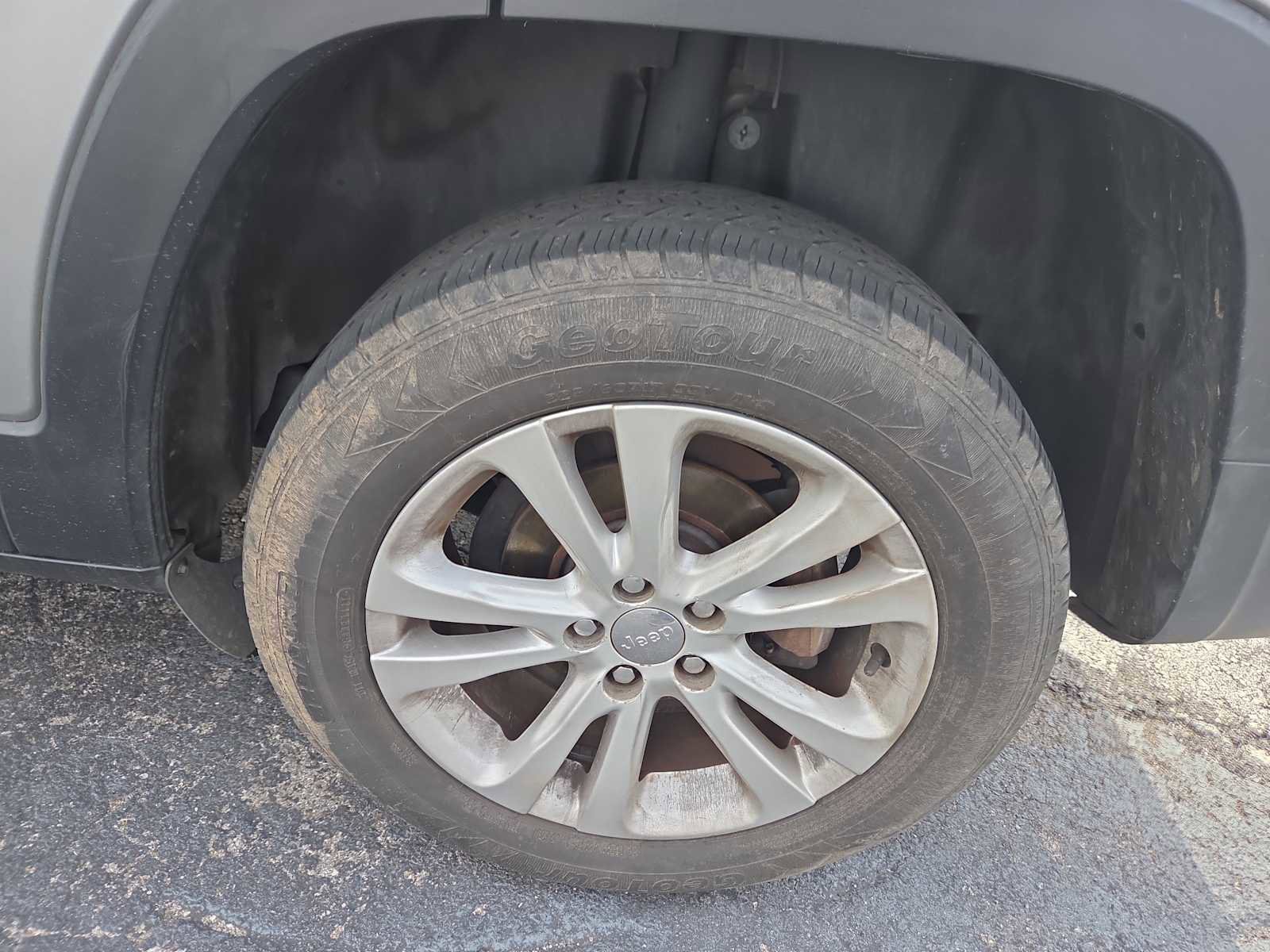 Used 2015 Jeep Cherokee Sport image 2