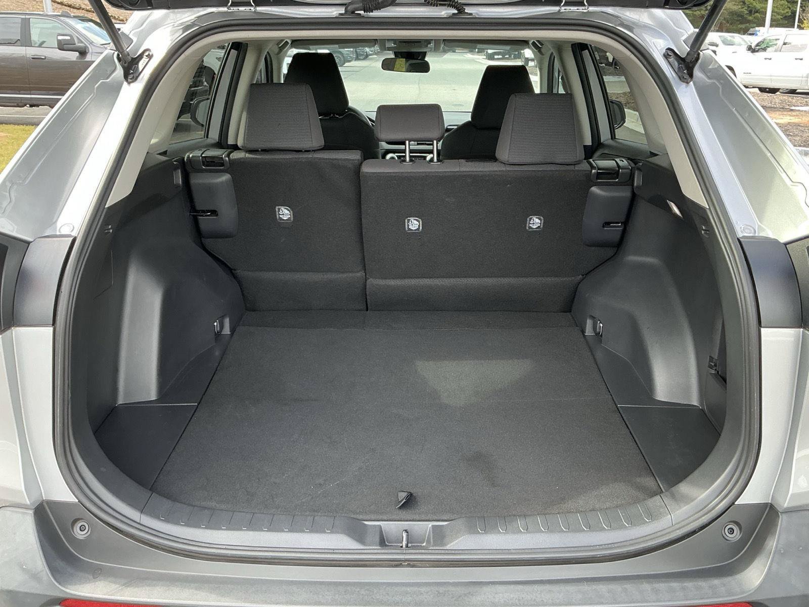 Used 2024 Toyota RAV4 LE FWD image 28