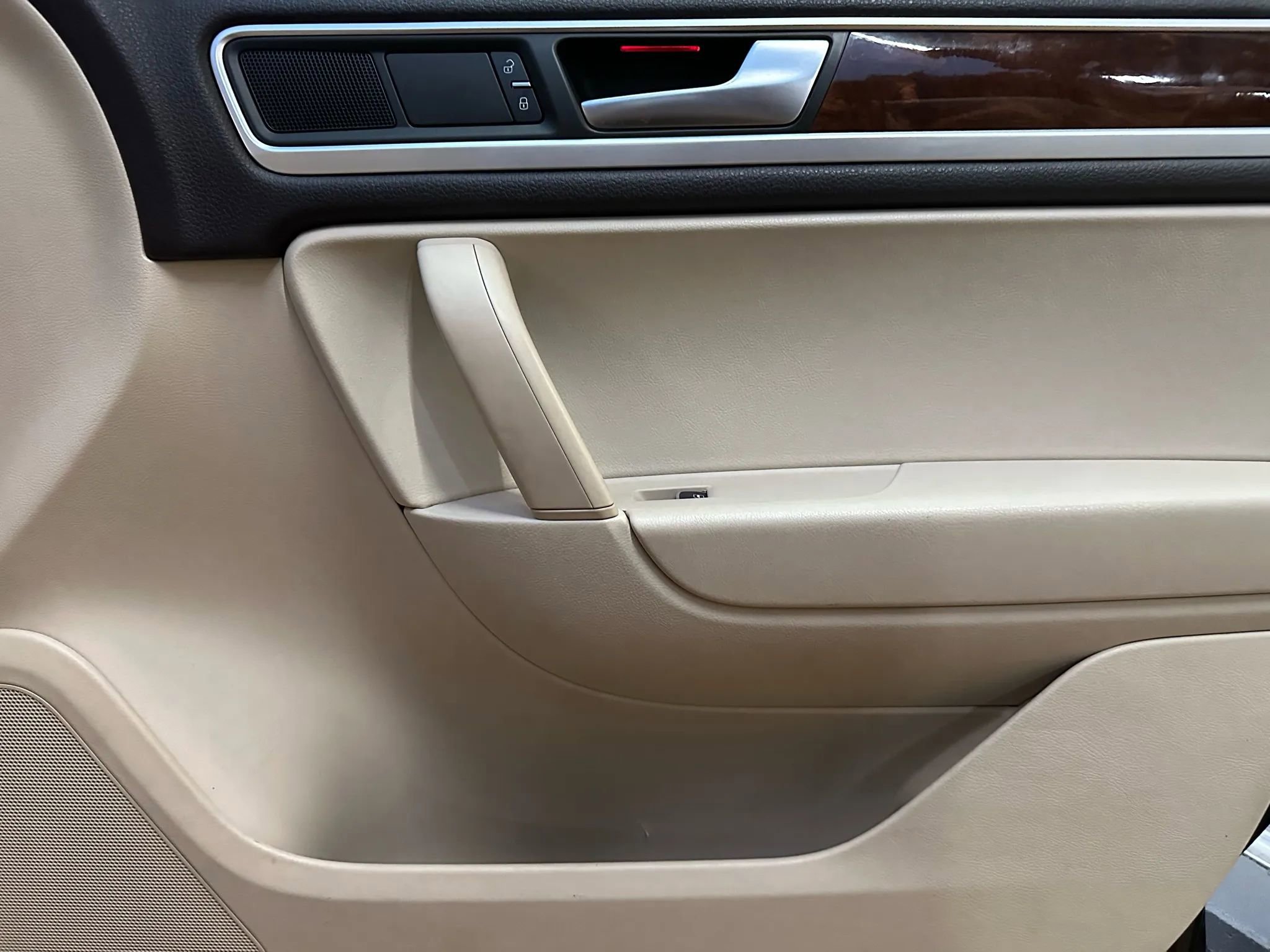 Used 2012 Volkswagen Touareg TDI image 15