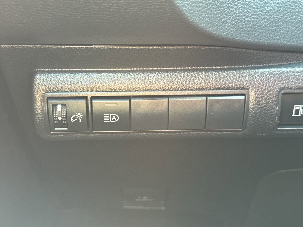 Used 2025 Toyota Corolla LE AWD/4WD image 31