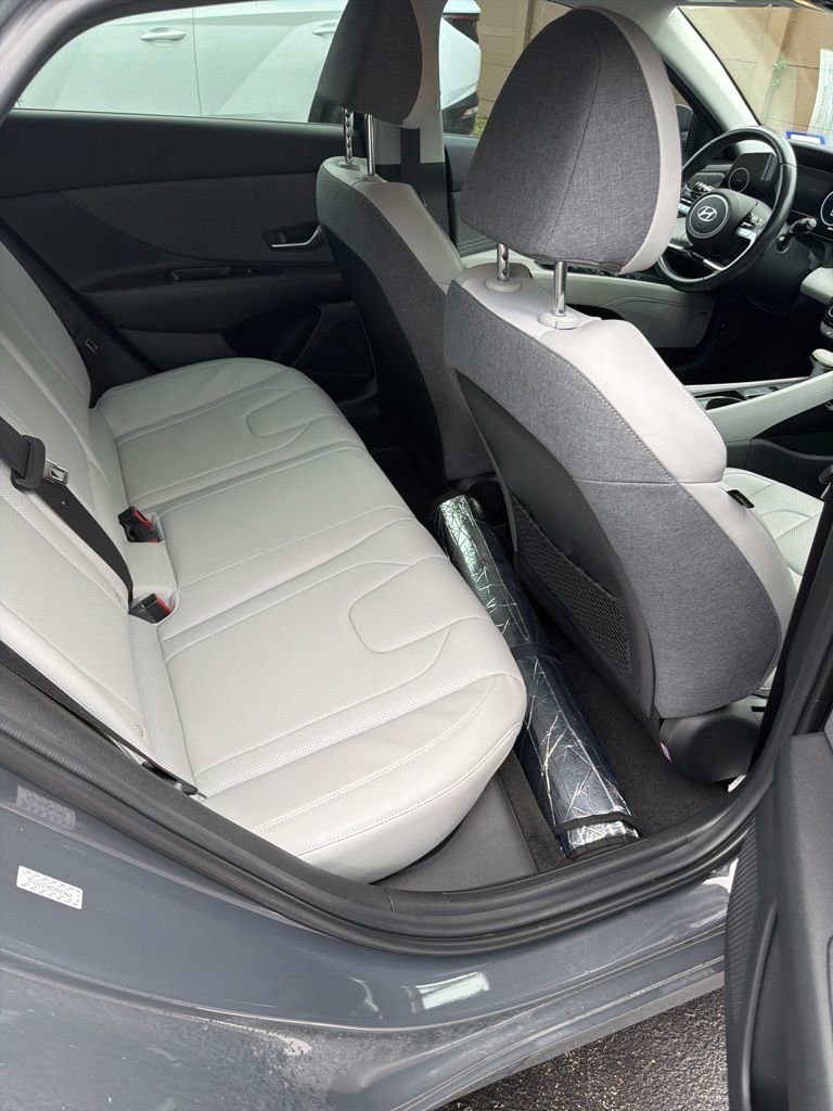 Certified 2023 Hyundai Elantra Limited w/ Preferred Accessory Package image 11