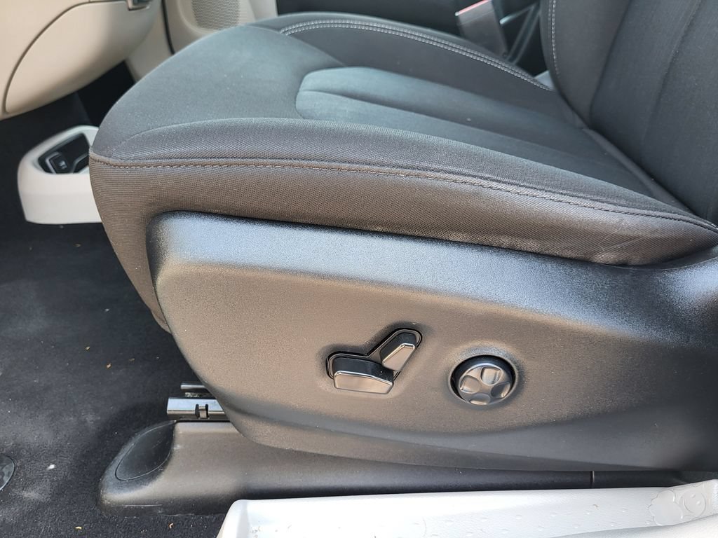 Used 2023 Chrysler Voyager LX FWD image 24