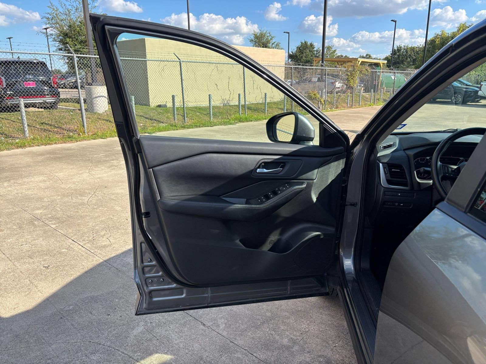 Used 2025 Nissan Rogue SV AWD/4WD image 18