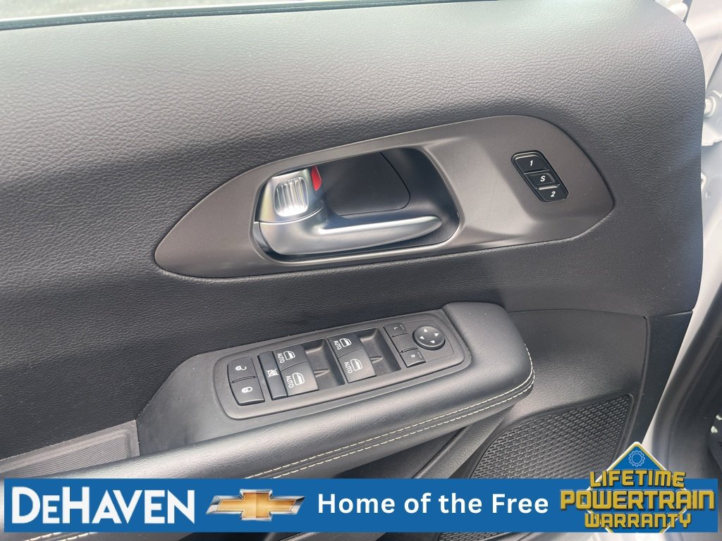 Used 2025 Chrysler Pacifica Select FWD image 23