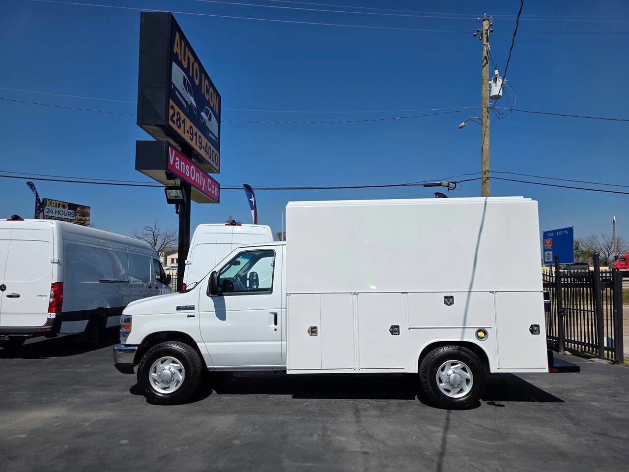 Used 2019 Ford E-350 and Econoline 350 Super Duty w/ Power Windows & Locks Group image 4