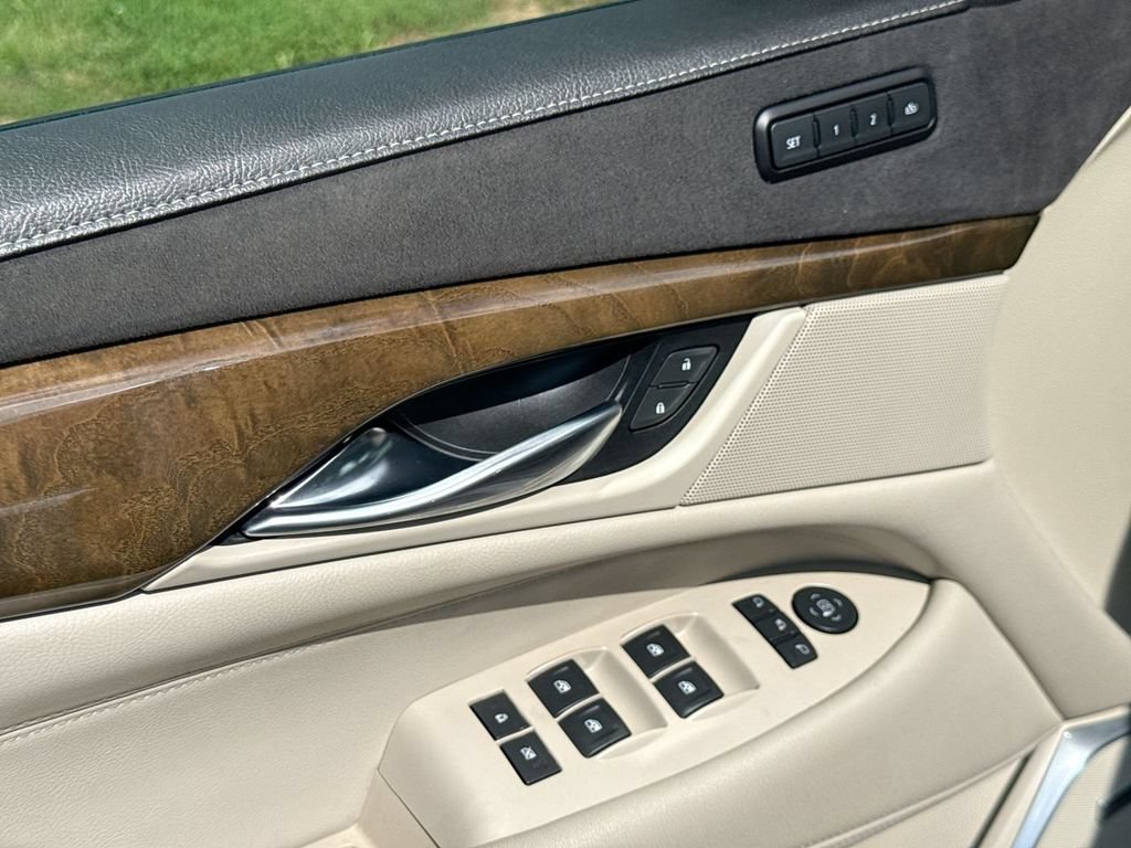Used 2020 Cadillac Escalade ESV Premium Luxury AWD/4WD image 15