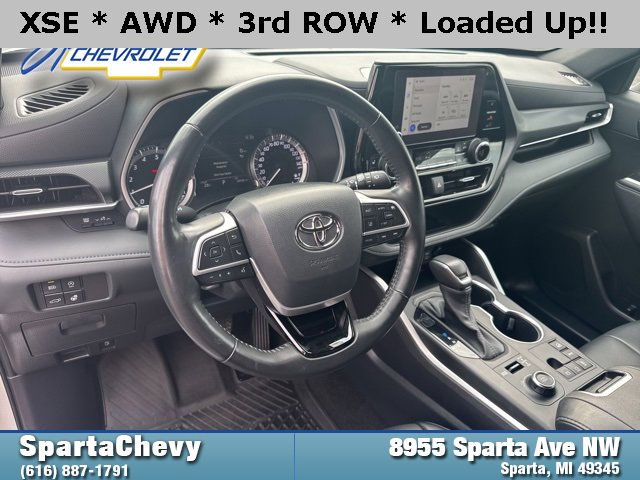 Used 2023 Toyota Highlander XSE image 11