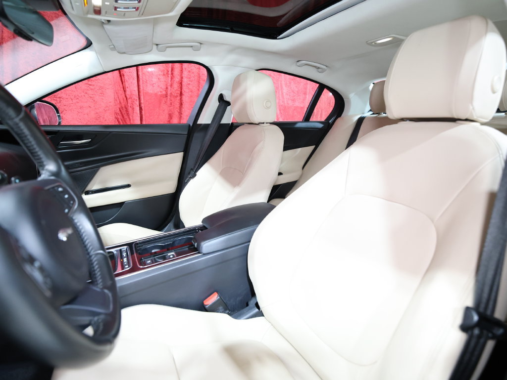Used 2019 Jaguar XE Premium RWD image 12