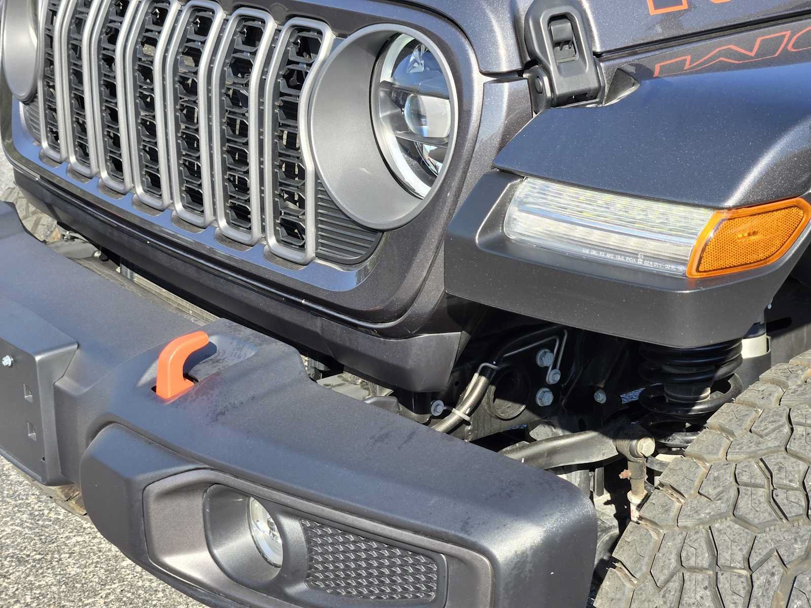 Used 2025 Jeep Gladiator Mojave w/ Convenience Group AWD/4WD image 9