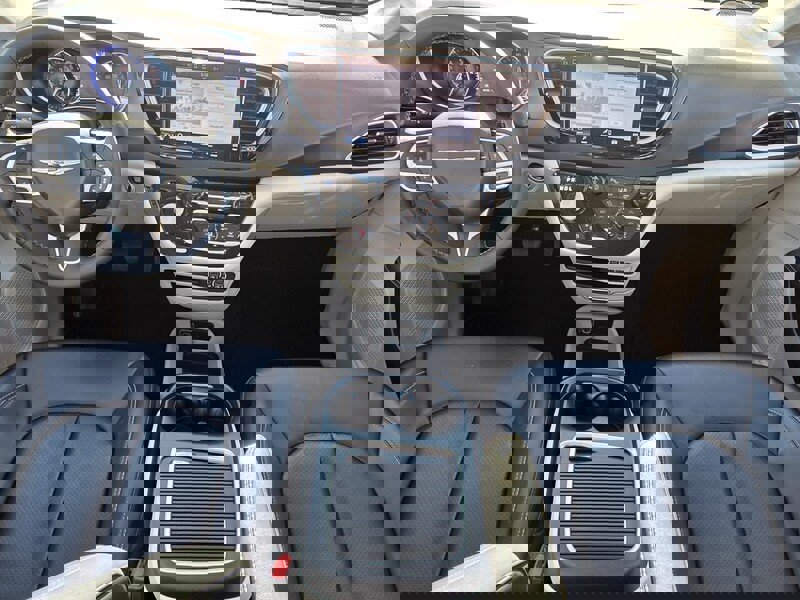 Used 2024 Chrysler Pacifica Touring-L image 13