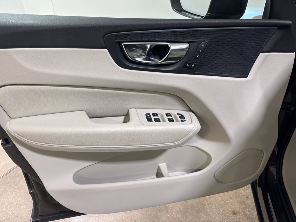 Used 2020 Volvo XC60 T5 Momentum w/ Protection Package image 17