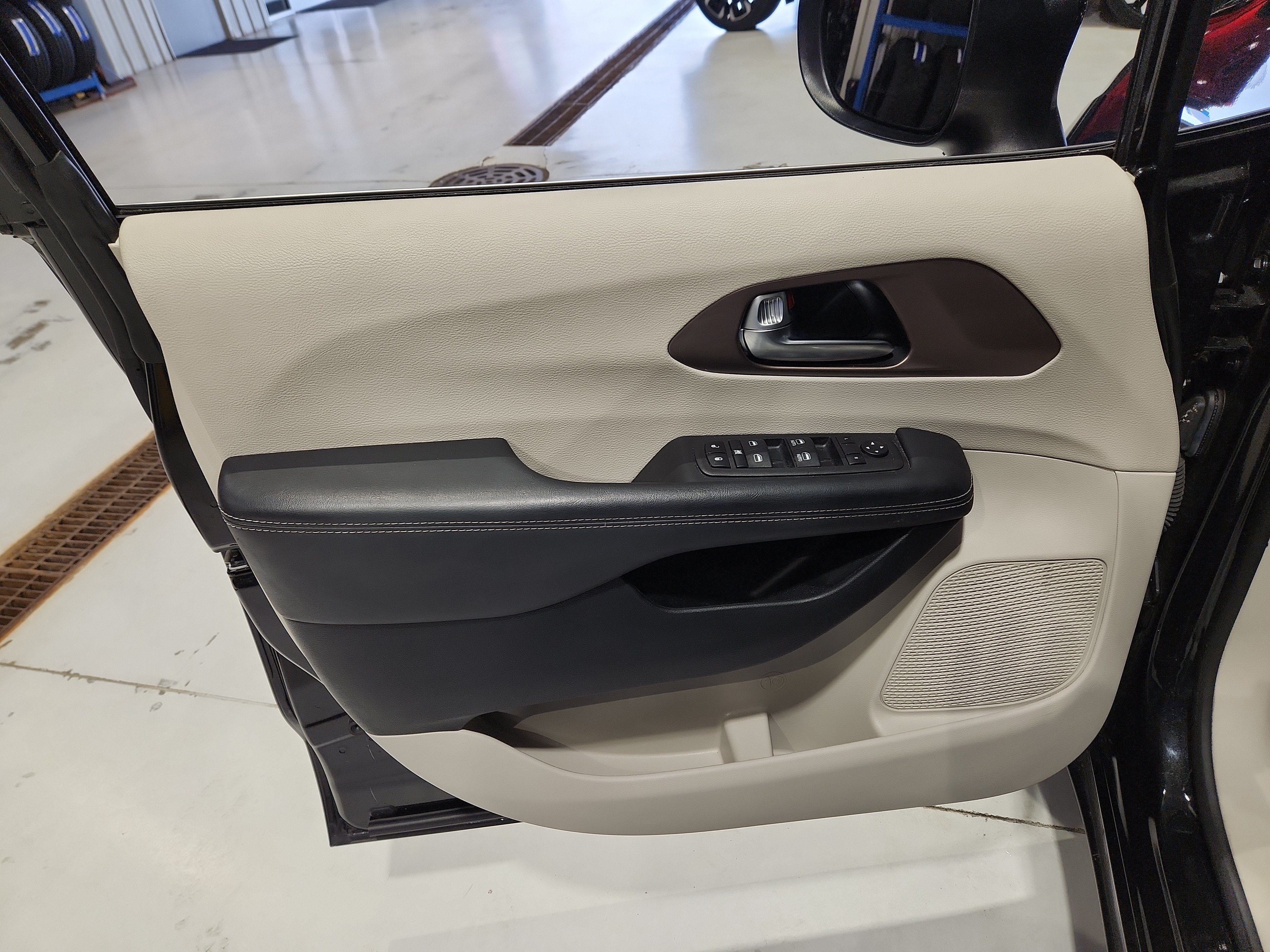 Used 2023 Chrysler Voyager LX FWD image 13